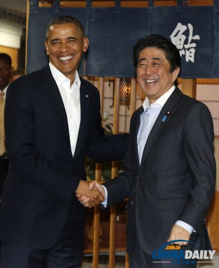 23日夜，日本首相安倍在東京銀座的一家著名的壽司店裏宴請奧巴馬。圖為吃飯前兩人握手。 
