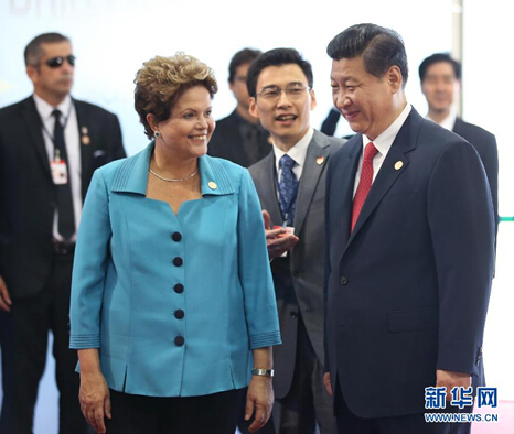 7月15日，國家主席習近平在巴西福塔萊薩出席金磚國家領導人第六次會晤。這是巴西總統羅塞夫迎接習近平主席。 新華社記者 蘭紅光 攝 