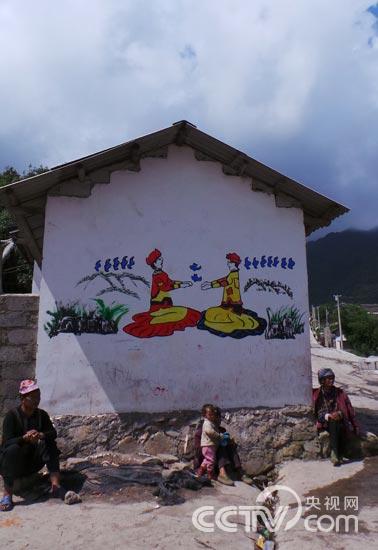 房屋墻上的彝族傳統圖畫