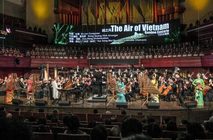 越南新活力竹樂團攜手深圳交響樂團帶來的竹樂協奏曲《越之風》。