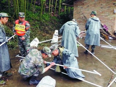 汶川救援隊10分鐘就能搭起一個標準救災帳篷。南方日報記者