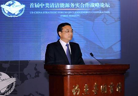 Chinese Vice Premier Li Keqiang delivers a speech at the China-United States Strategic Forum on Clean Energy Cooperation in Beijing, capital of China, on Oct. 22, 2009. (Xinhua/Li Tao)