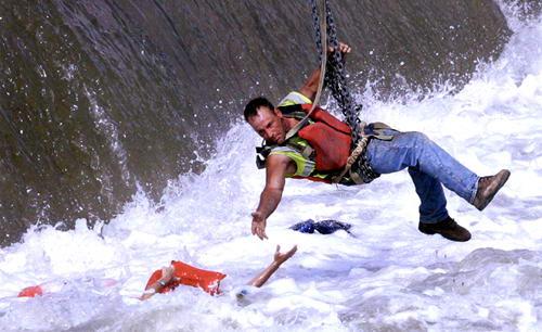 Mary Chind, winner of breaking-news photography: River rescue in downtown Des Moines: A woman is pulled from near the Center Street dam by construction worker Jason Oglesbee on Tuesday. A man who was with the unidentified woman died in the Des Moines River. A rescue team from the Des Moines Fire Department tried several times to rescue the woman but could not get close enough to her. (Published July 1, 2009)