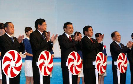 Leaders clap hands after cutting the ribbon during the opening ceremony of the 6th China-ASEAN Exposition (CAEXPO) in Nanning, capital of southwest China's Guangxi Zhuang Autonomous Region, on Oct. 20, 2009. The 6th CAEXPO kicked off in Nanning on Tuesday.(Xinhua/Liu Weibing)