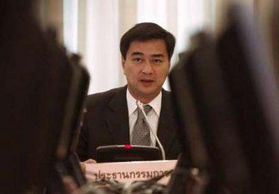 Thai Prime Minister Abhisit Vejjajiva holds a meeting at the Government House in Bangkok March 9, 2010. REUTERS/Chaiwat Subprasom