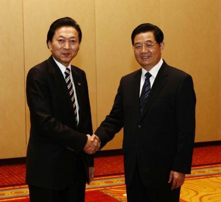 Chinese President Hu Jintao (R) meets with Japanese Prime Minister Yukio Hatoyama in Washington April 12, 2010. President Hu Jintao arrived in Washington on Monday to attend the Nuclear Security Summit slated for April 12-13. (Xinhua/Liu Weibing)