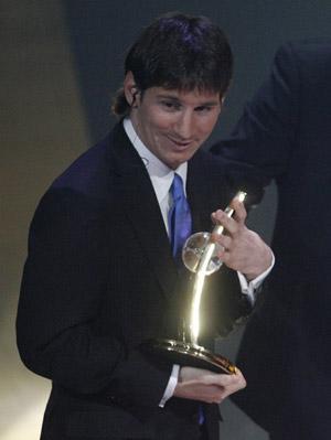 Lionel Messi of Argentina shows his trophy after receiving the FIFA Men's World Player of the Year 2009 soccer award during a ceremony in Zurich December 21, 2009. (Xinhua/Reuters Photo)