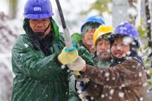 Snow cuts power in east China