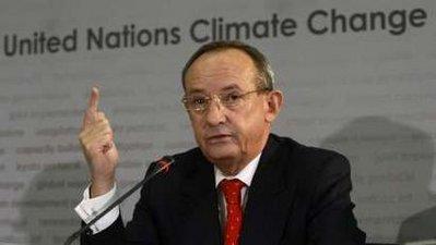 Head of the U.N. Climate Change Secretariat Yvo de Boer attends a news conference in Bonn, November 25, 2009. Time has almost run out to break deadlock on a U.N. climate deal supposed to be struck in Copenhagen next month. REUTERS/Ina Fassbender