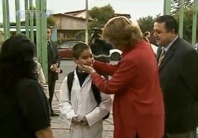 Chile's Education Minister personally welcomed students at a school in the capital Santiago on Monday, nine days after the devastating quake. (CCTV.com)