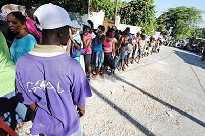 Haitians line up as the International humanitarian organisation GOAL distributes food to quake victims in Port-au-Prince. (AFP/Thony Belizaire)