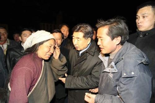 Vice Premier Hui Liangyu has inspected quake relief work in the quake-hit region. He urged rescuers to make all-out efforts to save lives and move the injured to safer areas.