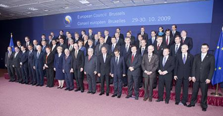 Leaders of EU member states have family photos taken during the European Union (EU) Summit in Brussels, capital of Belgium, Oct. 29, 2009. Leaders of 27 EU member states met here on Thursday for a two-day summit to discuss about climate financing, EU institutional and economic issues.(Xinhua/Thierry Monasse)