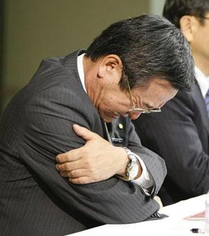 Toyota Motorsport Chairman and Team Principal Tadashi Yamashina cries at a news conference at the company's headquarters in Tokyo November 4, 2009. Toyota Motor announced its withdrawal from Formula One racing after this year. (Xinhua/Reuters Photo)