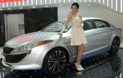 A model displays concept vehicle CHCO11 of Great Wall Motor in the 7th China (Guangzhou) International Automobile Exhibition in Guangzhou, capital of south China's Guangdong Province, Nov. 25, 2009. Many home car brands unveiled several concept vehicles, which became the highlights of this year's Guangzhou auto exhibition. (Xinhua/Lu Hanxin)