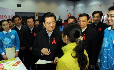 Chinese President Hu Jintao pledged to mobilize the whole society to improve AIDS/HIV control, when taking part in a gathering of AIDS prevention volunteers here Monday, a day before the 22nd World AIDS Day.