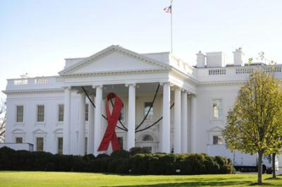 A red ribbon hangs in advance of World AIDS Day on the front of the White House in Washington, November 29, 2009. World AIDS Day will be commemorated on December 1.(Xinhua/Reuters Photo)