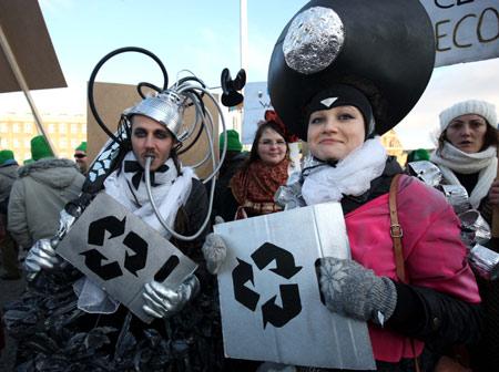 Tens of thousands of climate activists from different countries rallied in central Copenhagen on Saturday to highlight the need for sealing a "real deal" in the UN-led climate change talks.