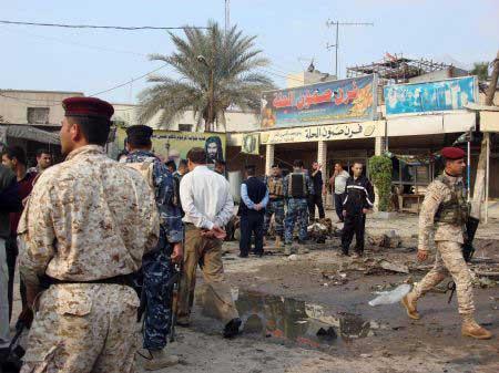 Iraqi security personnel patrol the site of bomb attacks in Hilla, 100 km (62 miles) south of Baghdad, December 24, 2009.(Xinhua/Reuters Photo)