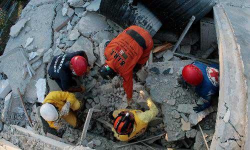 Rescuer search for survivors in the debris of a medical college in Port-au-Prince, Haiti, Jan. 20, 2010. The search for survivors is still underway in the city. (Xinhua/Ubaldo Gonzalez)