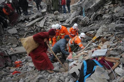 Rescuers and volunteers search for survivors among debris in earthquake hit Yushu County of northwest China's Qinghai Province, April 16, 2010. The rescuers have been doing unremitting efforts to save people's lives during the "golden 72 hours" since the 7.1-magnitude quake struck Yushu early Wednesday. (Xinhua/Nie Jianjiang)