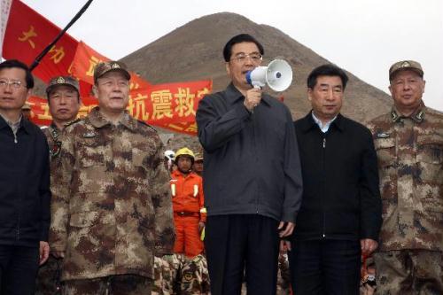 Chinese President Hu Jintao(C)speaks to soldiers of the Chinese People's Liberation Army and policemen carrying out relief work at Zhaxike Village of Gyegu Town in quake-hit Yushu County,northwest China's Qinghai Province, April 18, 2010. (Xinhua/Lan Hongguang)