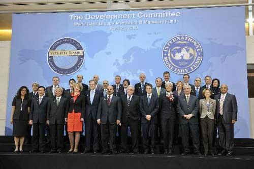 Members of the Development Committee take part in the group photo during the IMF/World Bank Spring Meetings in Washington, capital of United States, April 25, 2010. (Xinhua/Zhang Jun)