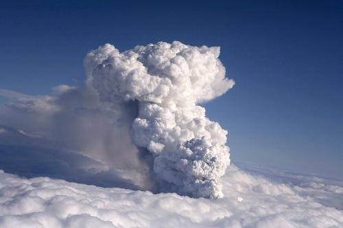 Smoke billows from a volcano in Eyjafjallajokull April 14, 2010.(Photo Resource: China Daily)