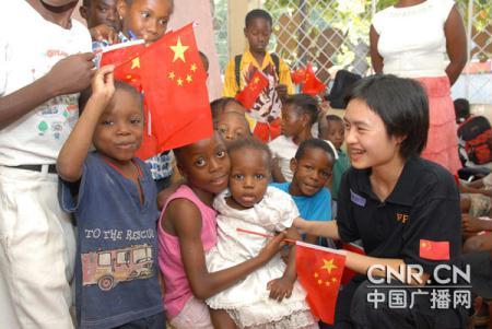 Chinese staff with the UN peacekeeping mission in Haiti donated two large tents, and some food and drinking water to an orphanage.