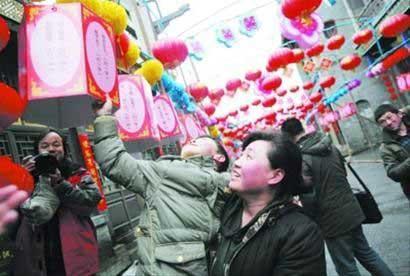 In the city of Shenyang, in Northeast China's Liaoning province, the Guangdong TV and Film Base is preparing a grand lantern show for holiday crowds.