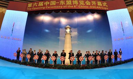 Leaders cut the ribbon during the opening ceremony of the 6th China-ASEAN Exposition (CAEXPO) in Nanning, capital of southwest China's Guangxi Zhuang Autonomous Region, on Oct. 20, 2009. The 6th CAEXPO kicked off in Nanning on Tuesday.(Xinhua/Zhou Hua) 