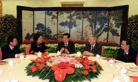 General Secretary of the Central Committee of the Communist Party of China (CPC) Hu Jintao (C) talks with delegates from the intelligentsia during a get-together marking the traditional Lantern Festival at the Great Hall of the People in Beijing, capital of China, Feb. 28, 2010. The CPC Central Committee hosted a get-together here on Sunday to mark the Lantern Festival. (Xinhua/Fan Rujun)