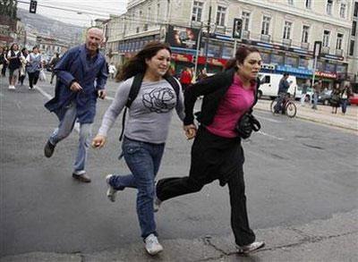 Residents, waiting to watch the inauguration of President-elect Sebastian Pinera, run to higher ground as a strong aftershock of 7.2 shook the region a few minutes before the inauguration's start outside Congress in Valparaiso March 11, 2010. REUTERS/Patricio Valenzuela