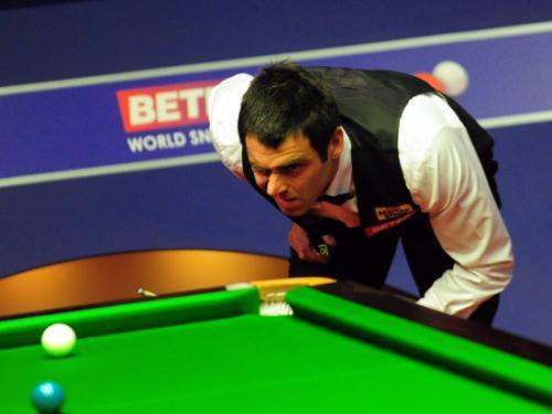 Ronnie O'Sullivan's quest for a 4th world title got off to a superb start on Tuesday as he carved out a 7-2 lead over Chinese Liang Wenbo in their 1st round match at the Snooker World Championships. 