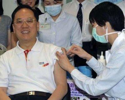 Hong Kong Chief Executive Donald Tsang (L) receives a H1N1 flu vaccination at a clinic in Hong Kong December 17, 2009. Hong Kong will start on December 21 a mass flu vaccination programme for two million people ahead of the winter season.REUTERS/Government Information Services