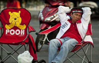 A Thai anti-government demonstrator relaxes while listening to speeches at a rally Wednesday, March 31, 2010, in Bangkok, Thailand. (AP Photo/David Longstreath)