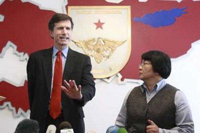 U.S. Assistant Secretary of State Robert Blake (L) and Kyrgyz interim government leader Roza Otunbayeva attend a news conference in Bishkek April 14, 2010. REUTERS/Vladimir Pirogov