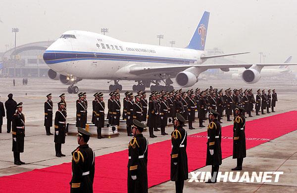 The plane carrying the coffins of the eight peacekeeping police officers who died in the Haiti earthquake arrives at the airport in Beijing, China, Jan. 19, 2010. (Xinhua/Zhang Duo) China held an emotional homecoming ceremony for eight peacekeeping police officers, who were killed in the Haiti earthquake last week, at the Beijing Capital International Airport on Jan 19 2010.