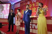 2013春晚提前上演？為什麼<br>白岩松手裏拿著一塊板磚呢？