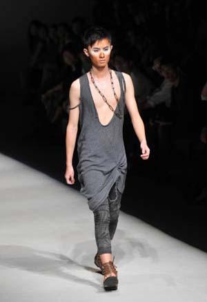 A male model presents a novel design on stage for the Bunka/Toka Spring & Summer collections showcase, on the 5th day of the 2009 Shanghai Fashion Week, in Shanghai, east China, Oct. 25, 2009. (Xinhua/Zhuang Yi)