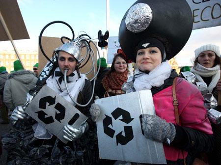 Environmentalists who advocate waste recycle attend the Global Day of Action at parliament square in Copenhagen, capital of Denmark, on Dec. 12, 2009.(Xinhua/Xie Xiudong)