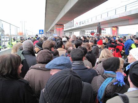 A failed security system caused a huge backlog for delegates returning from a one-day break to start the second week of the United Nations climate change conference in Copenhagen.