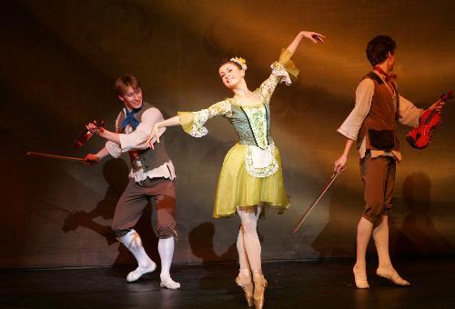 Dancers with the Russian Kremlin Ballet Troupe perform the ballet dance drama of the Marriage of Figaro in Wenzhou, east China's Zhejiang Province, Jan. 18, 2010. (Xinhua/Zheng Peng)