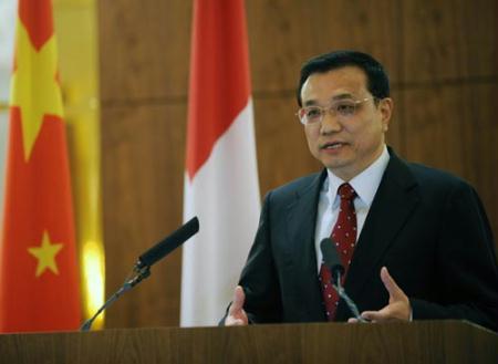 Chinese Vice Premier Li Keqiang delivers a speech during a dinner party held by the Economiesuisse, the Swiss Business Federation, at Zurich, Switzerland on Jan. 25, 2010. Li Keqiang arrived here on Monday for a four-day official visit to Switzerland, during which he will also attend this year's World Economic Forum (WEF) annual meeting in Davos. (Xinhua/Fan Rujun)