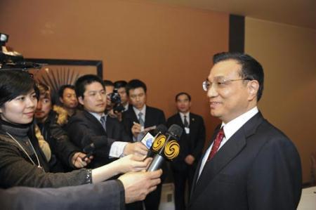 Chinese Vice Premier Li Keqiang (R) talks to journalists as he attends the annual meeting of the World Economic Forum (WEF) in Davos, Switzerland, Jan. 28, 2010.(Xinhua/Xie Huanchi)