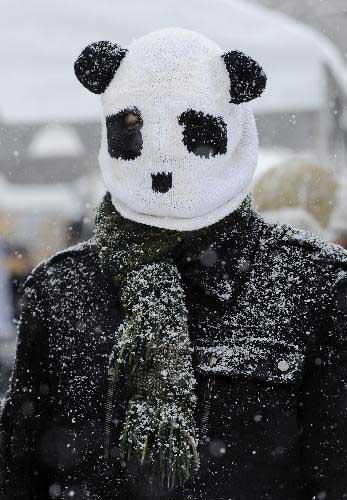 A man wearing a panda head-shaped hat attends a farewell party for giant panda Tai Shan at the National Zoo in Washington D.C., the United States, Jan. 30, 2010. (Xinhua/Zhang Jun)