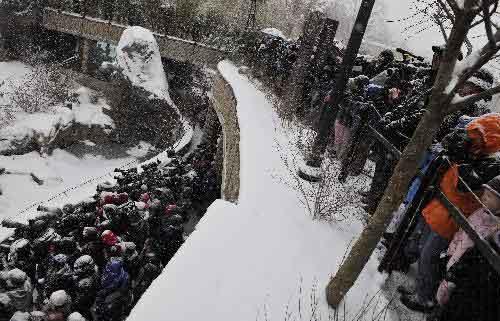 People attend a farewell party for giant panda Tai Shan at the National Zoo in Washington D.C., the United States, Jan. 30, 2010.(Xinhua/Zhang Jun)