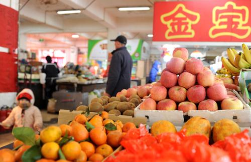  Customers choose fruits at a market in Shenyang, capital of northeast China's Liaoning Province, March 11, 2010. China's consumer price index (CPI), a main gauge of inflation, rose 2.7 percent year on year in February, the National Bureau of Statistics announced Thursday. (Xinhua/Li Gang)