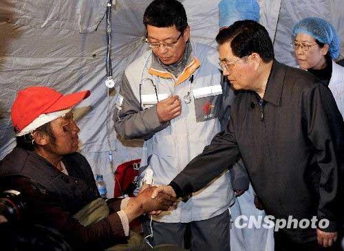 Chinese President Hu Jintao arrived at the quake-hit Yushu prefecture in northwestern China's Qinghai Province Sunday morning to direct relief work and visit victims. 