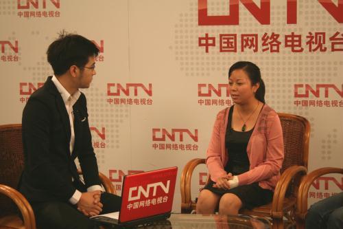 吳菊萍（右）接受中國網絡電視臺的採訪